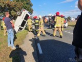 Wypadek w Bierdzanach. Bus wypadł z trasy i wylądował w rowie kołami do góry