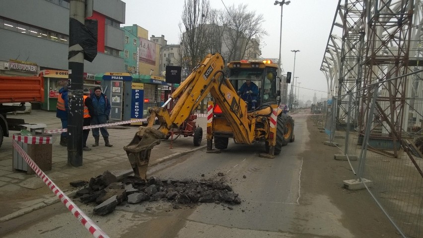 Awaria wodociągowa przy Centralu. Al. Mickiewicza zamknięta dla ruchu