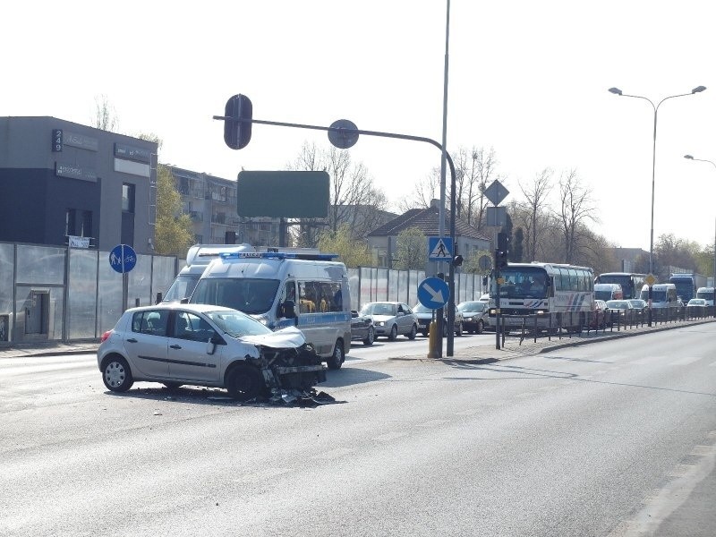 Wypadek na Zgierskiej. Zderzenie z ciężarówką [zdjęcia]