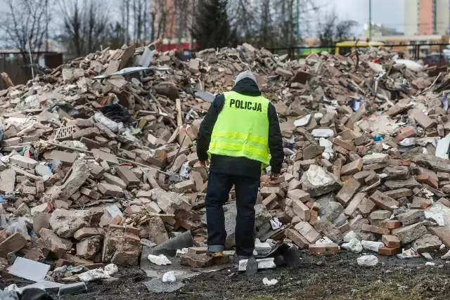 Gruz z zawalonej kamienicy został wywieziony na specjalny plac - teraz przeszukują go policjanci. Szukają m.in. narzędzia zbrodni i rzeczy osobistych mieszkańców