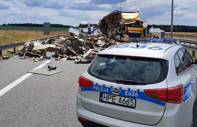 Po kolizji pojazdów, na drogę wysypał się ładunek