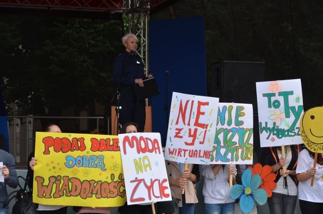 Uczniowie radomskich szkół przygotowali na sobotę plakaty z hasłami promującymi życie bez uzależnień. 