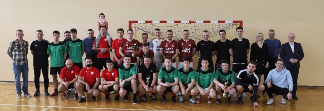 Pierwszy Halowy Turniej Piłki Nożnej o Puchar Burmistrza Miasta i Gminy Małogoszcz. Więcej na kolejnych zdjęciach.