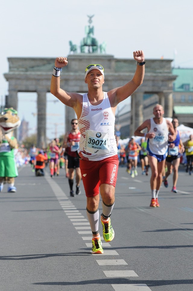 Marcin Rybacki na mecie maratonu w Berlinie