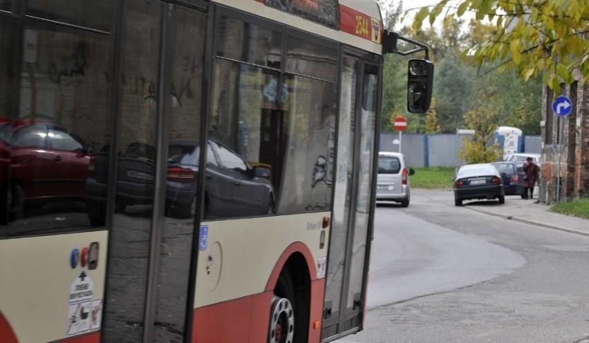 Dwóch mężczyzn pobiło 47-latka w autobusie w Gdańsku. Policja zatrzymała podejrzanych o napaść [zdjęcia, wideo]