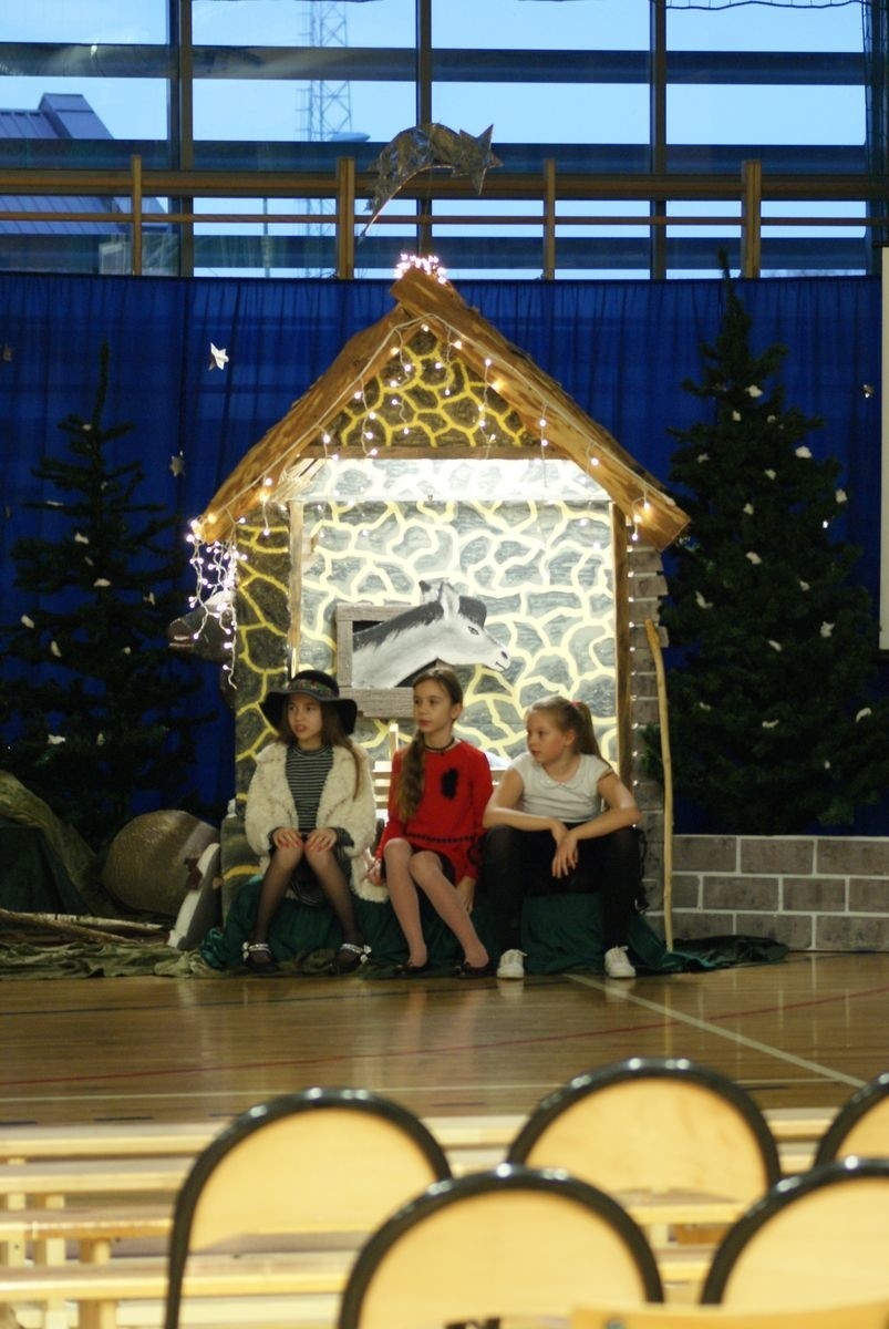 Dzieci ze Szkoły Podstawowej w Szpetalu Górnym wystawiły jasełka. Zaprezentowały też własnoręcznie robione świąteczne ozdoby