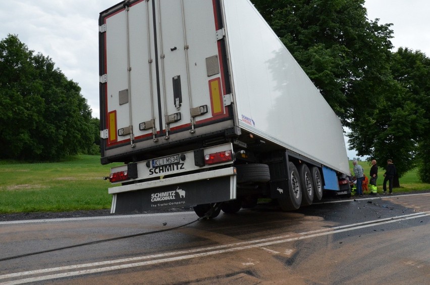 Wypadek pod Środą Śląską, auto osobowe zderzyło się z tirem. Kierowca uniknął śmierci (ZDJĘCIA)