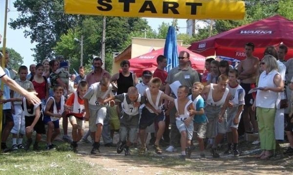 Młodzi chłopcy chętnie brali udział w zawodach sportowych.