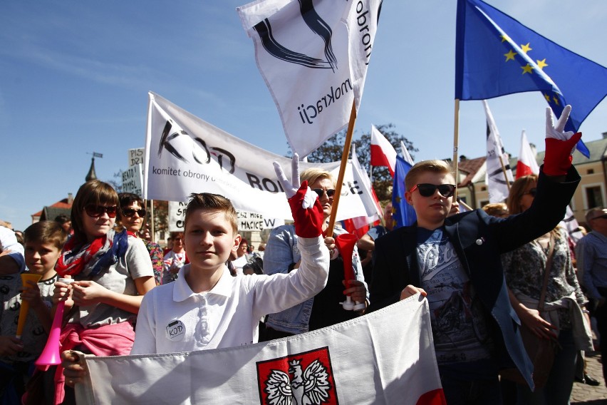 Ponad tysiąc osób na demonstracji KOD w Rzeszowie [FOTO,WIDEO]