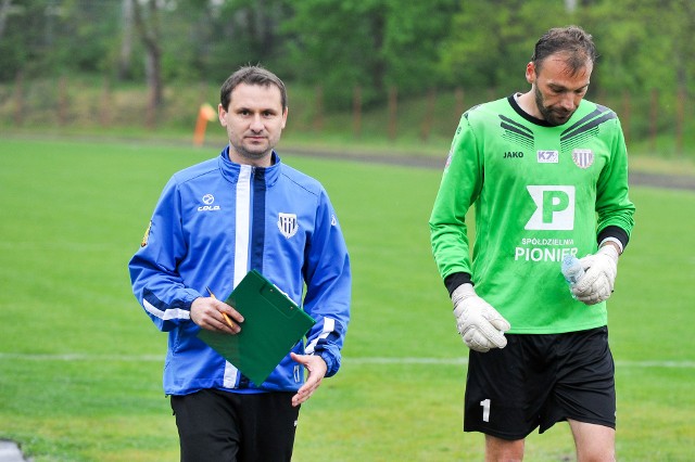 Trener Pogoni Paweł Walaszczyk (po lewej) cieszył się głównie z wyniku.