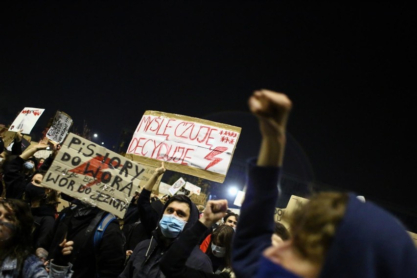 Strajk Kobiet. Protestujący szykują się na manifestację w Warszawie. "Wyrok TK oznacza cierpienie kobiet"