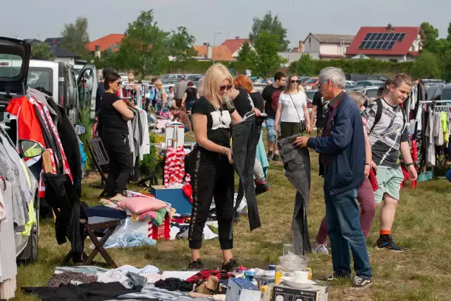 Carboot w Przyłękach to jedyny w swoim rodzaju pchli targ, na którym można było upolować zarówno drobiazgi codziennego użytku, odzież, ale też książki, meble, a nawet dzieła obrazy i reprodukcje