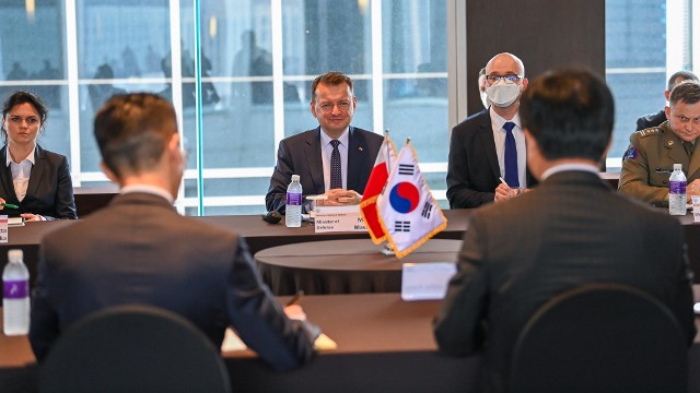Wicepremier, szef MON Mariusz Błaszczak z wizytą w Korei Południowej, czerwiec 2022