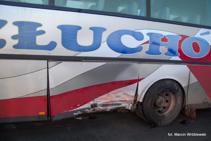 Wypadek w Zielonej Chocinie. Autobus zderzył się z samochodem osobowym [ZDJĘCIA]