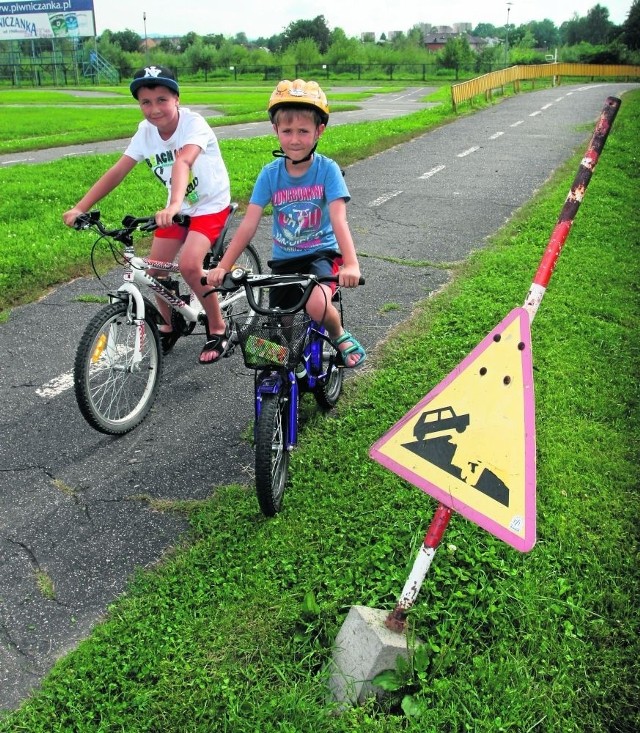 Oliwier i Oskar wczoraj odwiedzili miasteczko rowerowe. Zastali popękane ścieżki i nadgryzione zębem czasu znaki drogowe