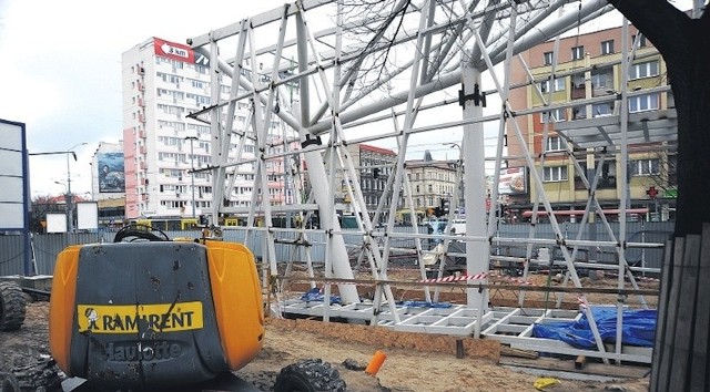 Od października prace na budowie są wstrzymane. 700 tys. złotych trzeba będzie dopłacić do budowy ze względu na nieprzewidziane zmiany w planach.