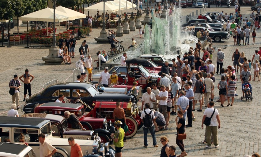 Motoclassic 2015 - zlot starych aut - pokazy na wrocławskim...