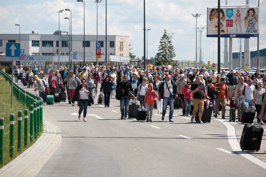 Ewakuacja pasażerów z gdańskiego lotniska. Znaleziono podejrzany pakunek? [ZDJĘCIA]
