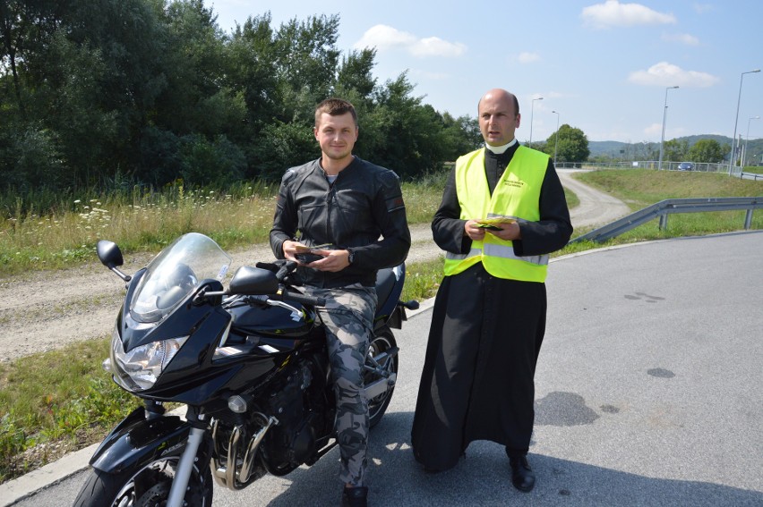 Wielka Wieś. Nietypowy patrol drogówki. Policjantom towarzyszył ksiądz [ZDJĘCIA]