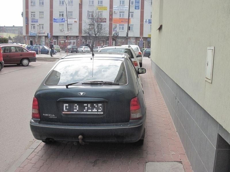 Kierowcy parkują na chodniku przy Urzędzie Marszałkowskim