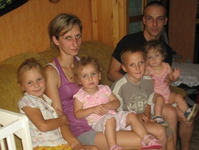Anna i Leszek Gregerowie z dziećmi: Wiktorią, Sandrą, Karolinką i Olkiem. Najstarsze dzieci - Grześ i Karinka - w dniu naszych odwiedzin były na koloniach.