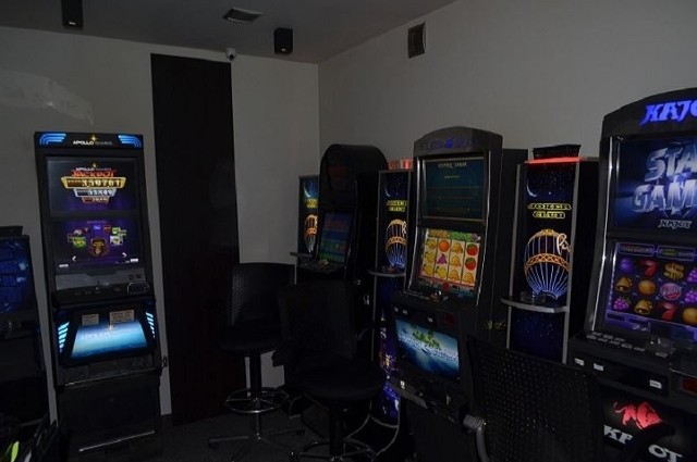 Policjanci i celnicy zarekwirowali w Karpaczu cztery nielegalne automaty do gier.