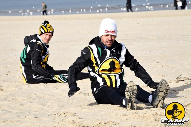 Trening żużlowców Falubazu Zielona Góra na plaży w Świnoujściu.