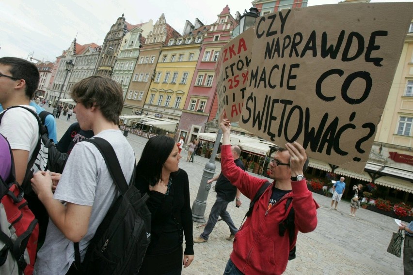 Wrocławianie protestowali pod ratuszem - "ludziom żyje się źle" (ZDJĘCIA)