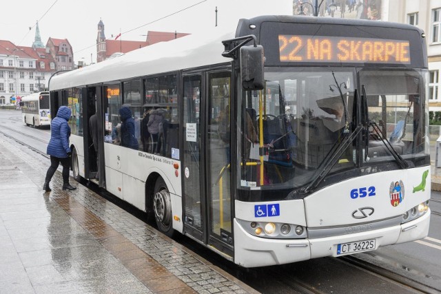 Autobus linii nr 22 na przystanku al. Solidarności