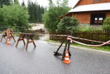 Małe Ciche. Woda porwała część drogi. Zagraża teraz budynkowi [ZDJĘCIA]