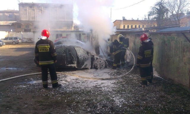 Zwarcie instalacji elektrycznej to z kolei prawdopodobna przyczyna pożaru samochodu przy ul. Walecki w Opolu. W akcji brały udział dwa zastępy straży pożarnej.