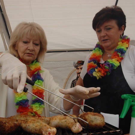 Zofia Brylska i Ewa Kukuczka przygotowały kurczaka faszerowanego ziołami
