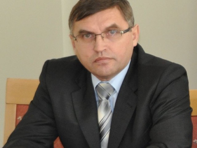 Jan Gajda - radny powiatu skarżyskiego i jednocześnie lekarz z miejscowego szpitala zarzuca wicedyrektorowi placówki fałszowanie protokołów operacyjnych.