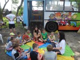 "Szczęśliwy autobus" wiezie atrakcje dzieciom mieszkającym na wsi