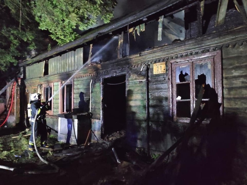 Tragiczna noc w Pabianicach. W pożarze pustostanu zginął mężczyzna, spłonęła hurtownia materiałów budowlanych ZDJĘCIA