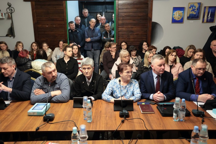 Gorąco na sesji rady gminy Wojciechów. Radni zagłosowali za zawieszeniem dyrektor szkoły 