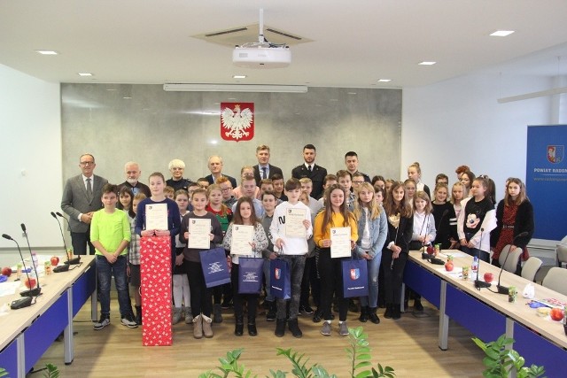 Uczestnicy konkursu o bezpieczeństwie w starostwie powiatowym w Radomiu.