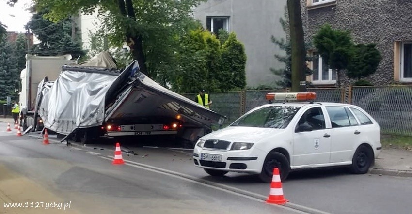 Mikołów: Ciężarówka zahaczyła naczepą o drzewo ZDJĘCIA