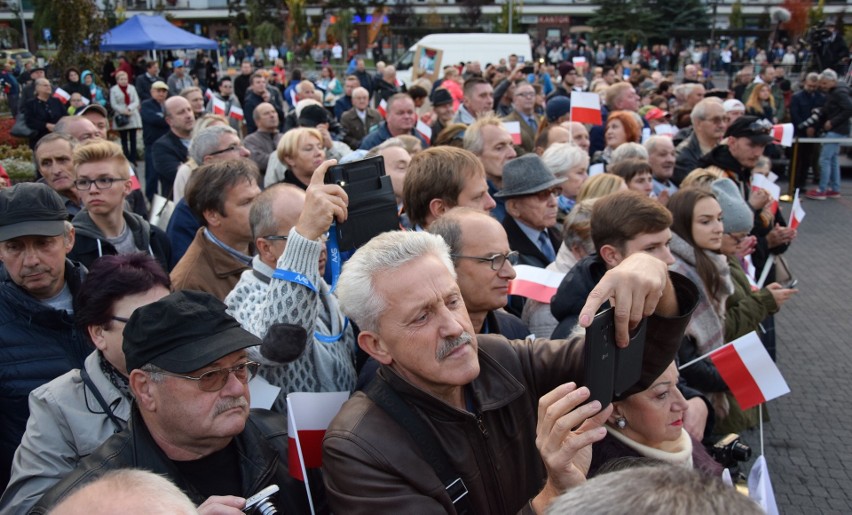 Andrzej Duda – skandowali sympatycy prezydenta RP w Oświęcimiu. Konstytucja – grzmiał KOD  