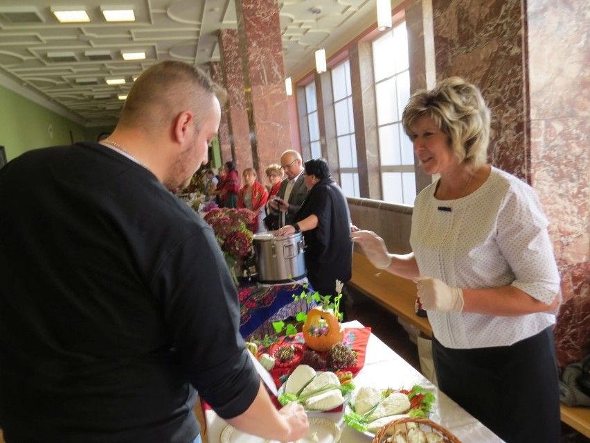 Pyszne produkty prosto od rolnika w WDK w Kielcach. Konkurs Świętokrzyskiej Izby Rolniczej promował rolniczy handel detaliczny    