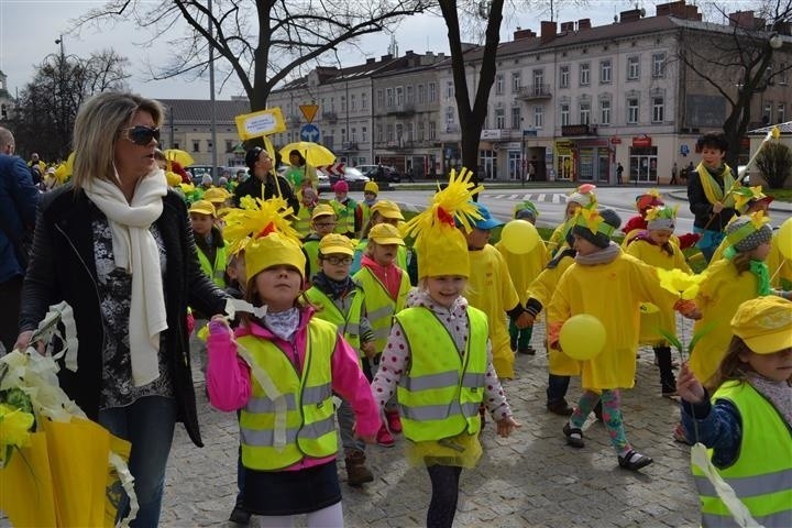 Uczestnicy ubrani byli w kolorowe elementy. Dominowały...