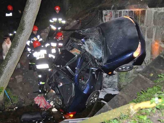 Strażacy ryzykując życie, bo auto w każdej chwili mogło się osunąć, wydobywali rannych z rozbitego forda.