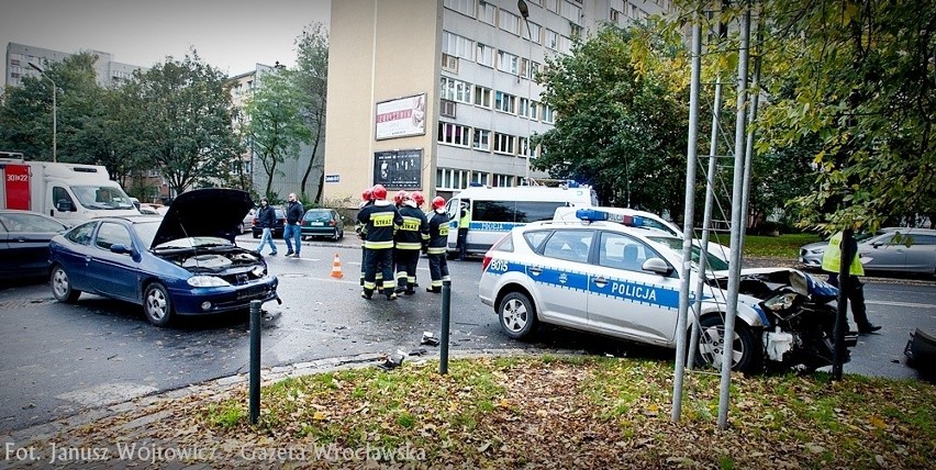 Wrocław: Wypadek radiowozu koło TGG. Policjant wymusił pierwszeństwo (FILM, ZDJĘCIA)