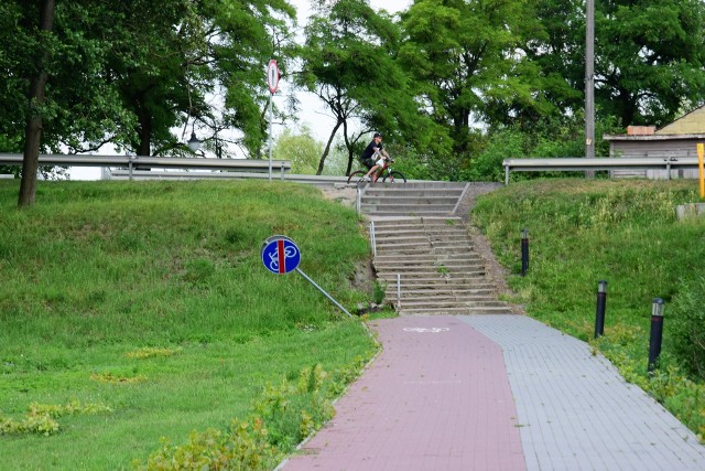 Ścieżka rowerowa nad samym Gopłem w Kruszwicy powstała ładnych parę lat temu. Przerywają ją schody, most i droga krajowa nr 62. Dopiero teraz doczeka się sensownego połączenia.