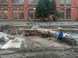 Prace na Starym Rynku w Pabianicach wstrzymane. Wciąż działają archeolodzy. ZDJĘCIA