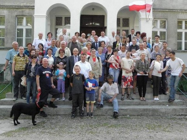 Pamiątkowa fotografia przed dworkiem