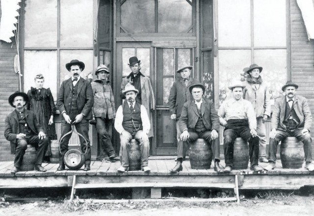 W Minnesocie śląscy pionierzy założyli w XIX wieku miejscowość Opole. Oto oni przed saloonem w nowej ojczyźnie.