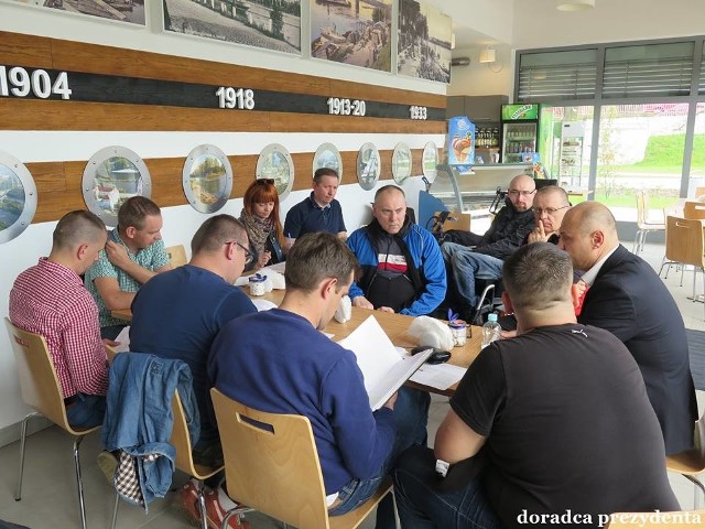 Zespół ds. Infrastruktury Rowerowej spotkał się z zastępcą prezydenta w głogowskiej Marinie, przy której ma stanąć stacja naprawy rowerów