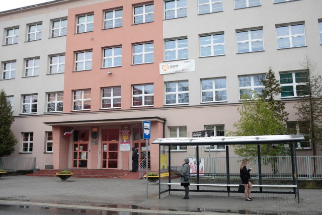 Przed budynkiem obecnego gimnazjum przy ul. 1 Maja stoi przystanek. Uczniowie mieliby stąd łatwy dojazd do SP2.