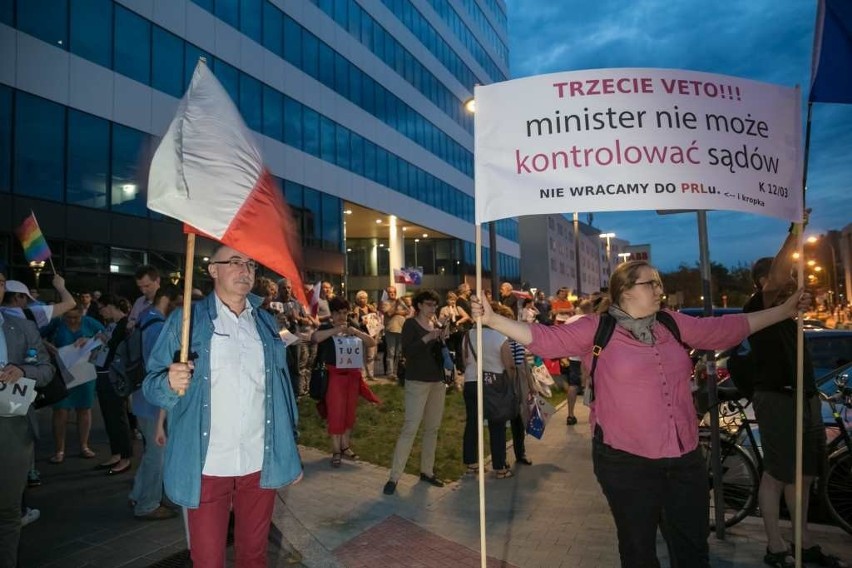 Kraków. Kolejny dzień protestów. Tym razem pod hasłem "Idziemy po trzecie VETO" [ZDJĘCIA]